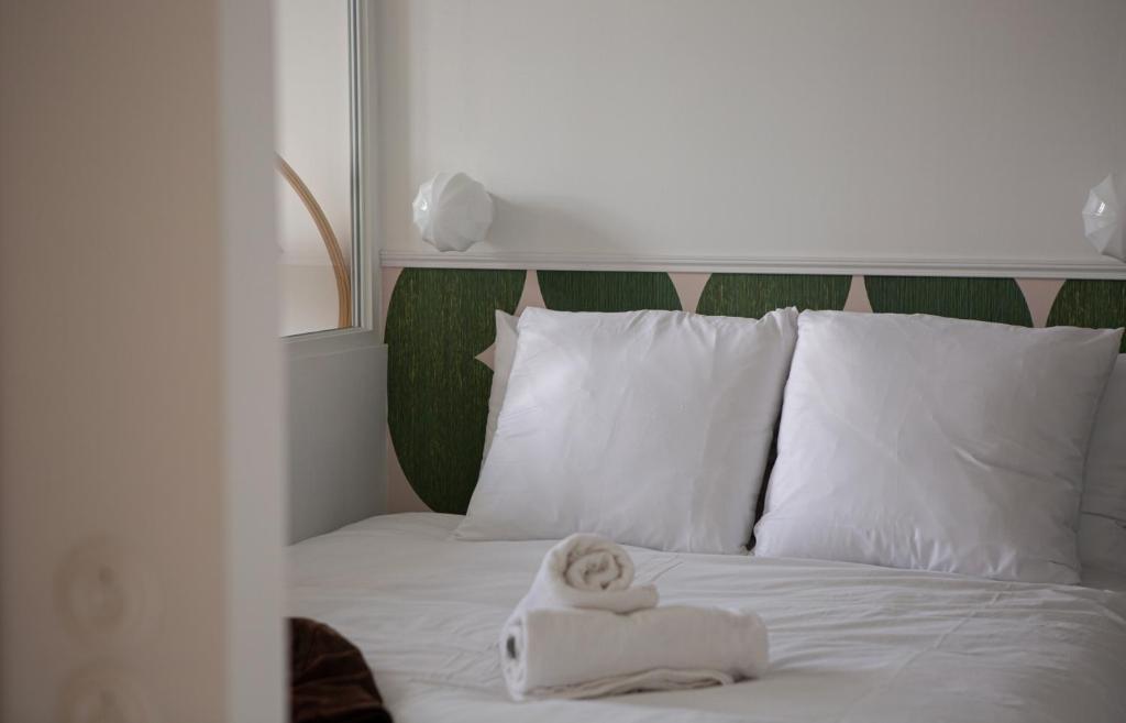 Una cama o camas en una habitaci&oacute;n de Superbe appartement design au coeur de Versailles, tout &agrave; pied