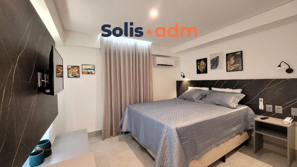 um pequeno quarto com uma cama e uma secretária em Apart-hotel Beira-Mar em Manaíra em João Pessoa