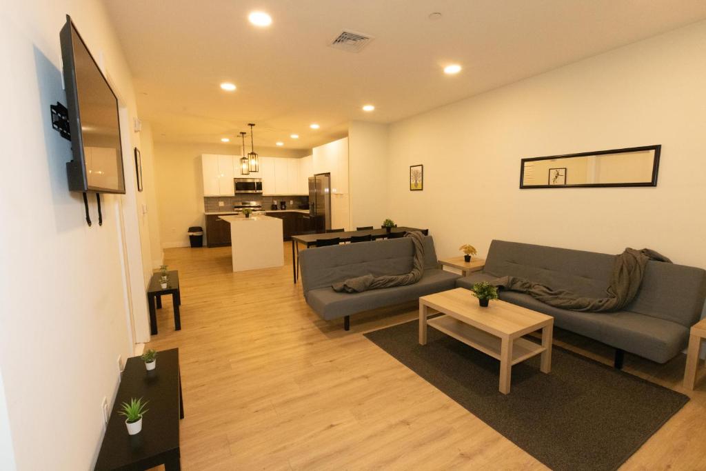 Sala de estar con 2 sofás y mesa en Sleek City Haven-2BR Gem mins to NYC! en Union City