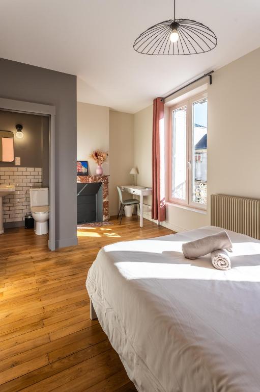 Łóżko lub łóżka w pokoju w obiekcie L'Orée du Faubourg - VENDOME CENTRE