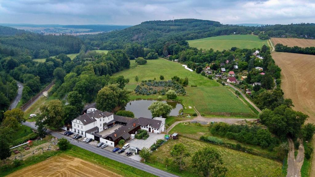 widok z powietrza na dom w polu w obiekcie Penzion a Restaurace Bělecký Mlýn w mieście Ptení
