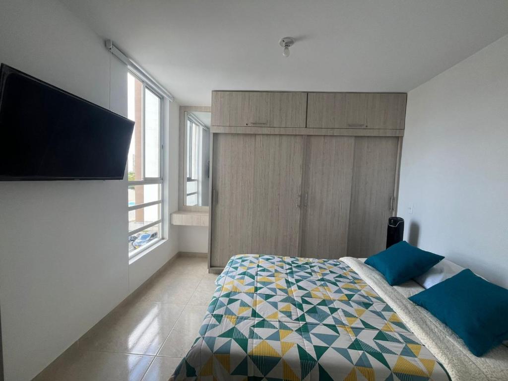 Tempat tidur dalam kamar di Cómodo y Completo Apartamento, Excelente Ubicación, Cerca Expofuturo, Estadio, Ukumari - Incluye Parqueadero - Pereira