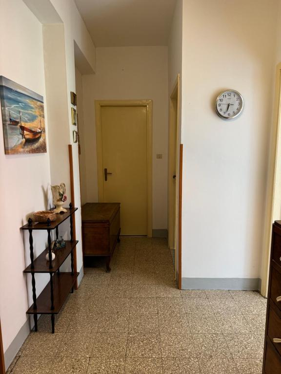 ノチェーラ・テリネーゼにあるMendiHome - Appartamento Vicino Mareの時計付廊下