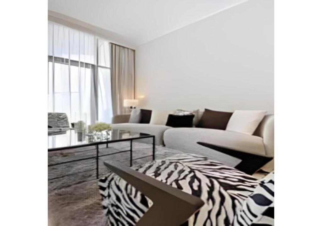 杜拜的住宿－Key View - Welcome Residency，客厅配有斑马图案地毯