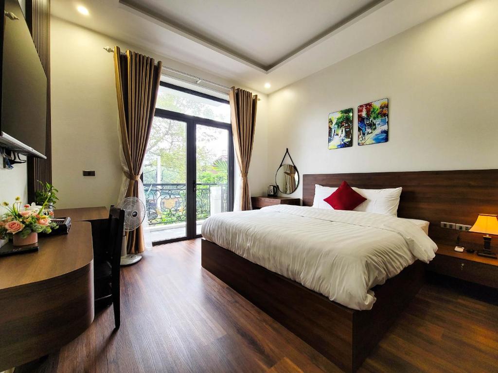 ein Schlafzimmer mit einem großen Bett und einem großen Fenster in der Unterkunft TAM COC HARBOR VIEW HOTEL in Ninh Bình