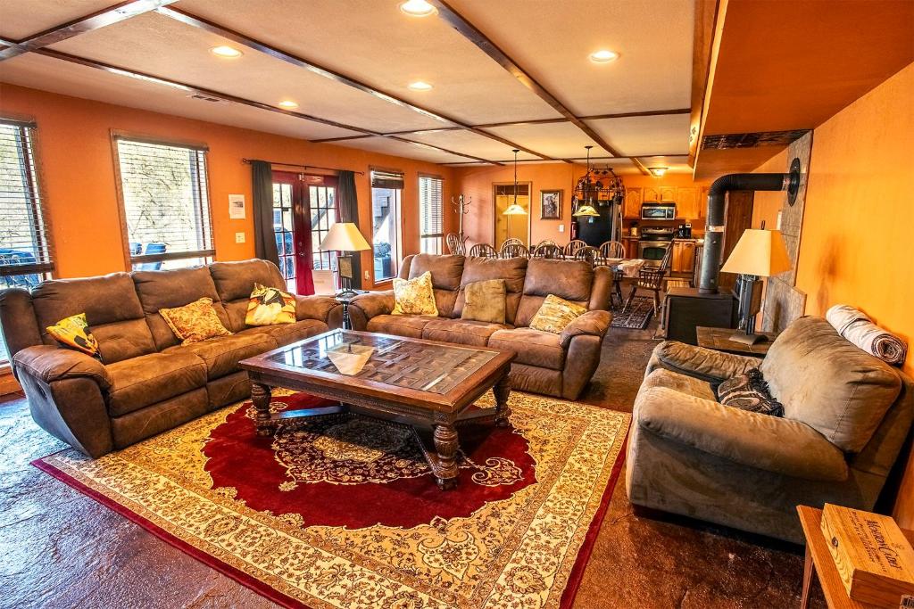 a living room with couches and a coffee table at Buffalo River Misty Creek Lodge in Vendor