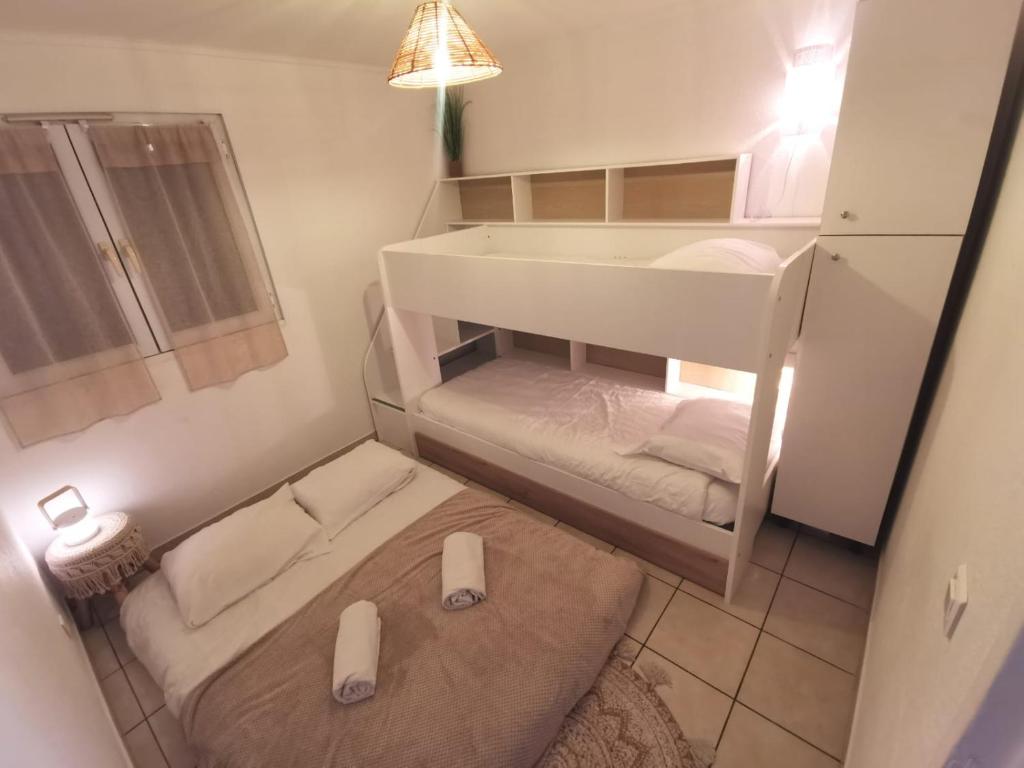 Ein Etagenbett oder Etagenbetten in einem Zimmer der Unterkunft Maison Time Break Jacuzzi - 4 &eacute;toiles