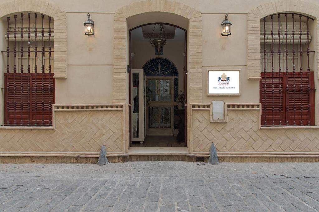 una entrada a un edificio con una puerta y dos luces en Casa de la Judería Doña Pilar, en Sevilla