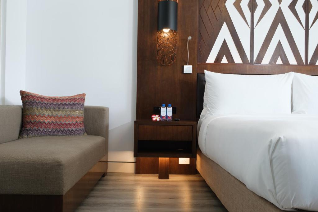 Postel nebo postele na pokoji v ubytování Crowne Plaza Fiji Nadi Bay Resort & Spa by IHG