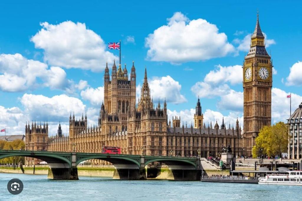 un gran edificio con una torre de reloj y un gran Ben en London E2 Rooms en Londres