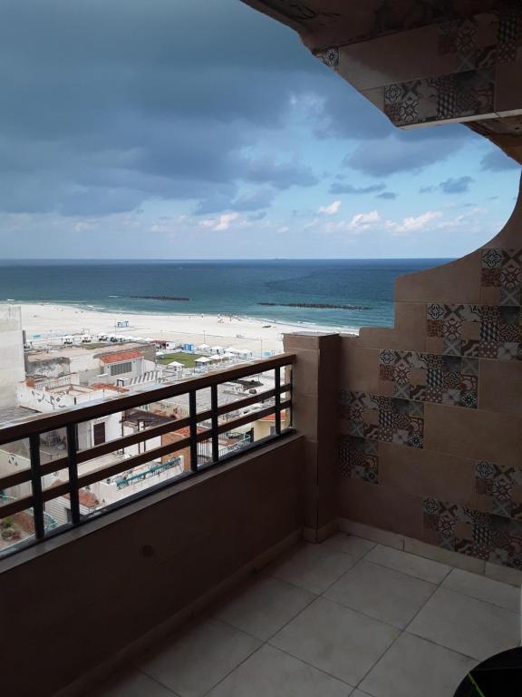einen Balkon mit Blick auf den Strand in der Unterkunft Friends motel in Alexandria