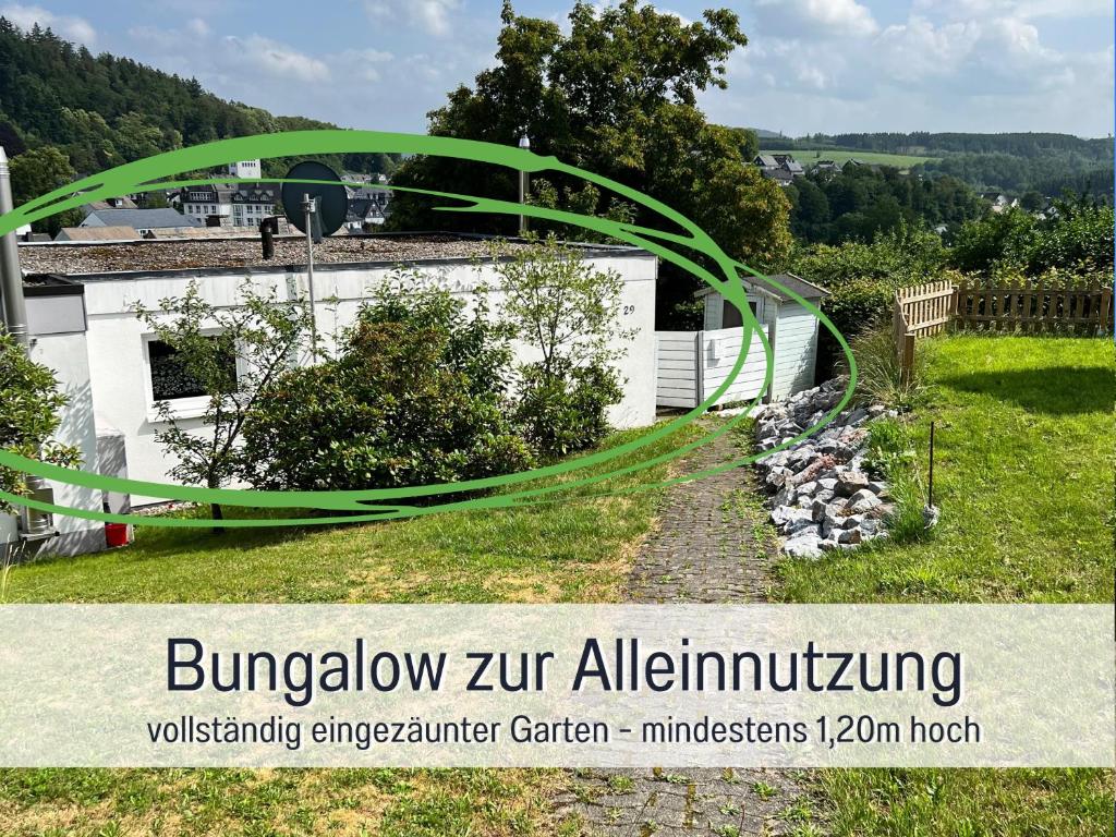 un arco verde frente a un edificio en Ferienhaus Dackelglück en Schmallenberg