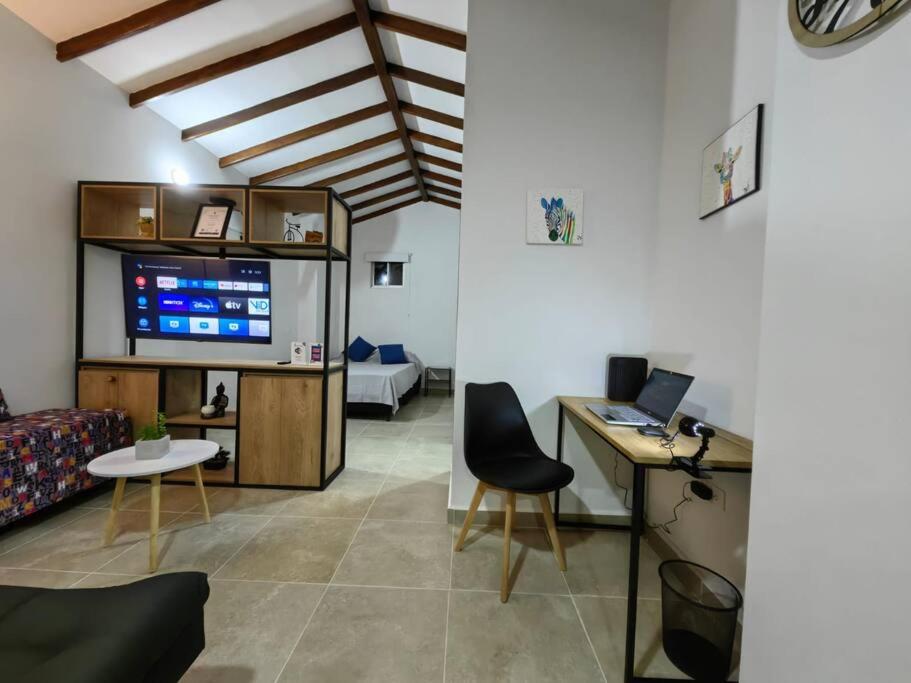 TV a/nebo společenská místnost v ubytování Apartaestudio completo en Itagüí - Shalom
