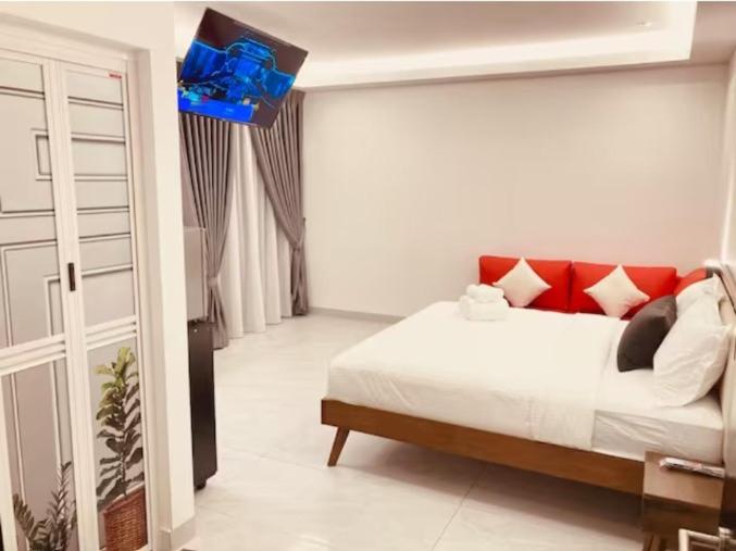 um quarto com uma cama e uma televisão na parede em CS Junction Point - Double Deluxe Room DDR em Kuala Pilah