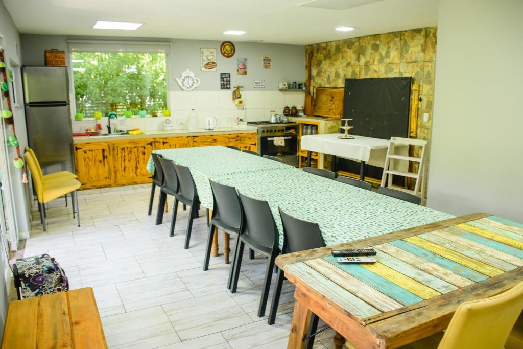 Una cocina y un comedor con mesa y sillas. en Los cardones, en Gobernador Gregores