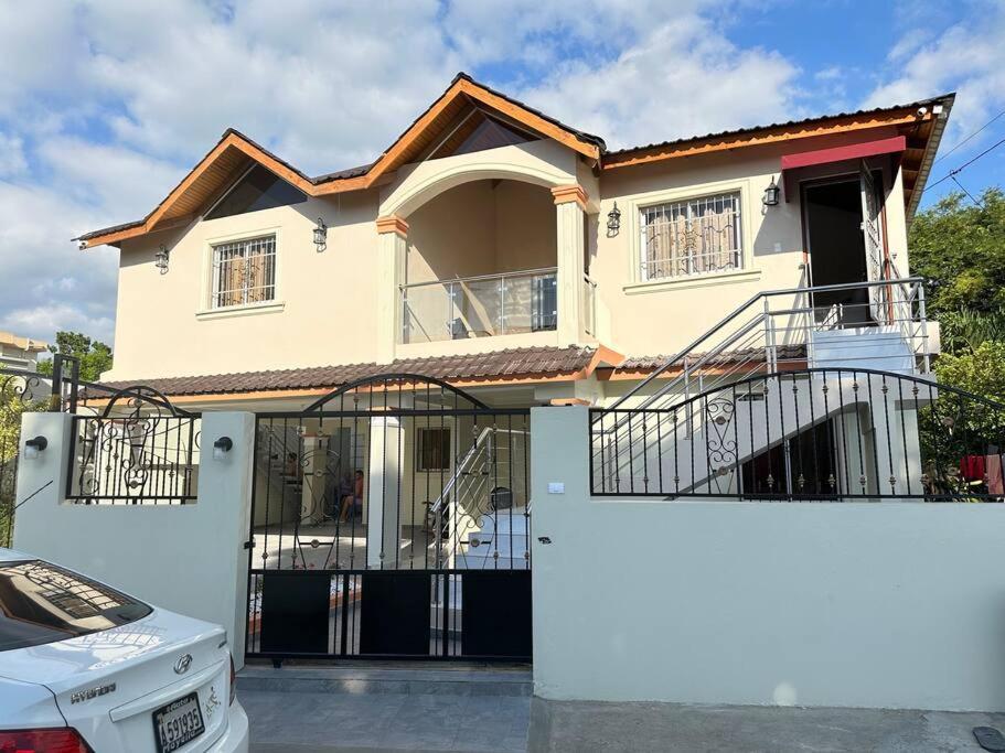 une maison avec une porte devant elle dans l'établissement Richie’s House En Licey Al Medio, à Santiago de los Caballeros