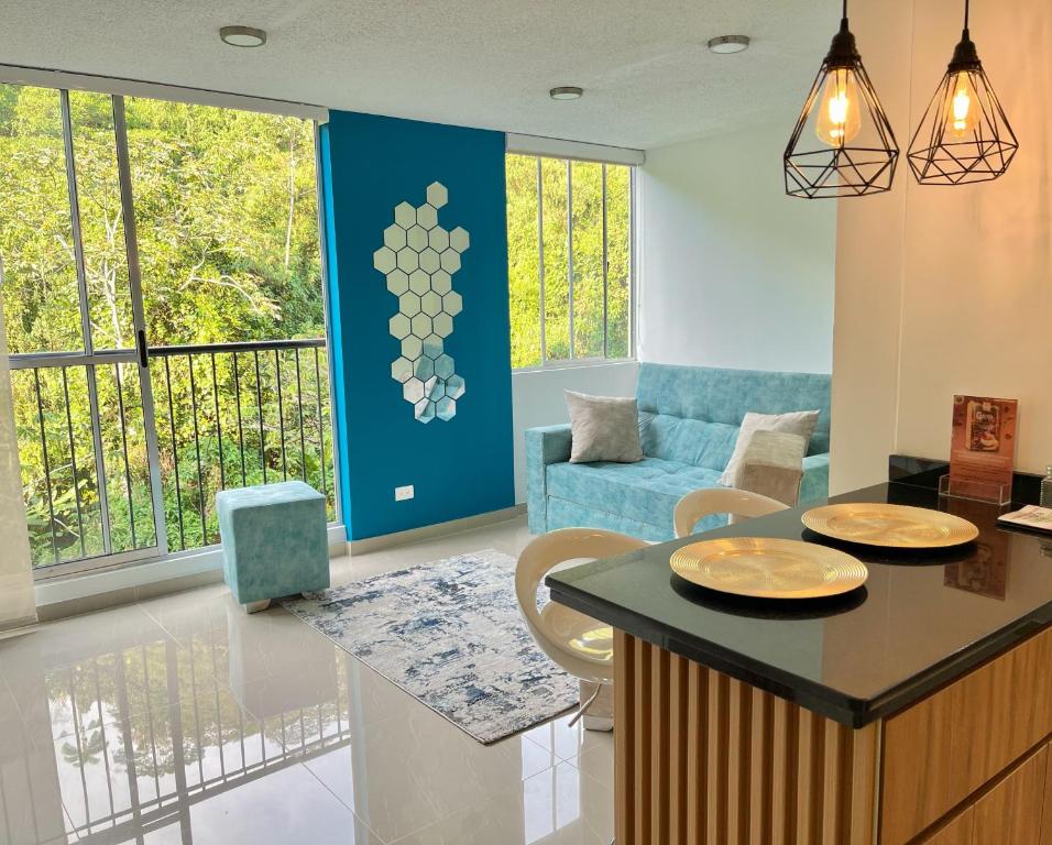 a kitchen and living room with a blue couch at Tranquilidad y lujo en Pereira in Pereira