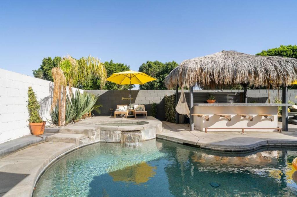 Bazén v ubytování Desert Paradise salt water pool & Spa 1 mile to Coachella Fest nebo v jeho okolí