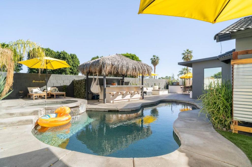 Bazén v ubytování Desert Paradise salt water pool & Spa 1 mile to Coachella Fest nebo v jeho okolí