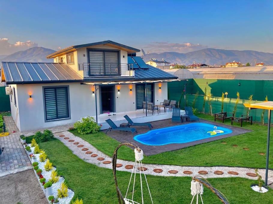 una casa con piscina en el patio en Villa Mucize, en Fethiye