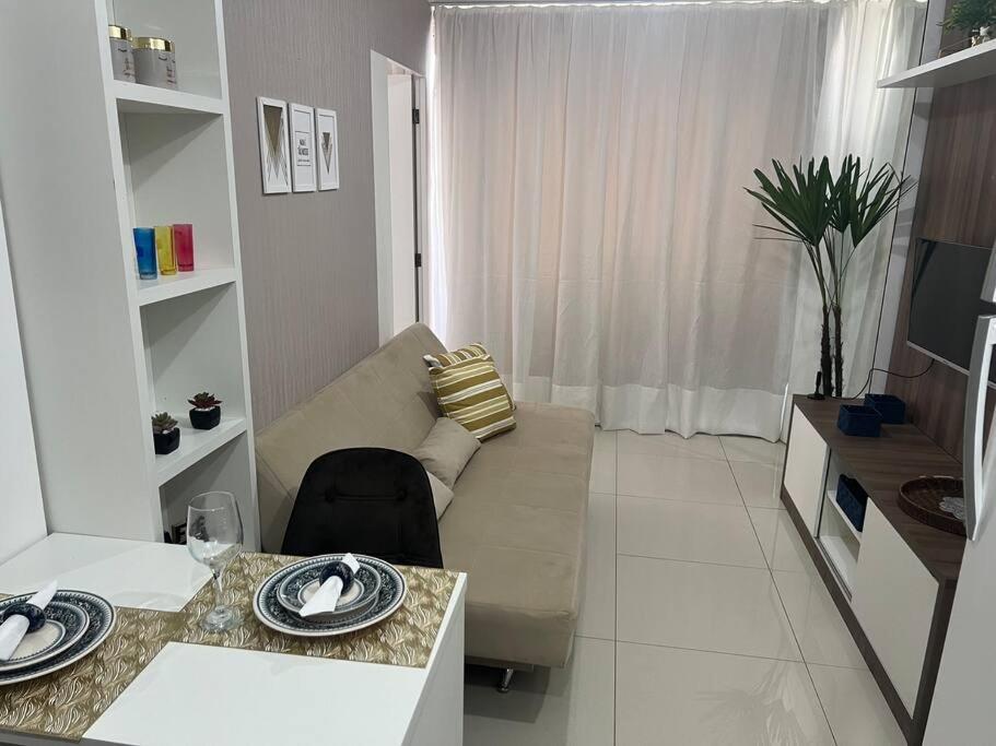 una sala de estar con un sofá y una mesa en Apartamento Dfplaza luxo, en Brasilia