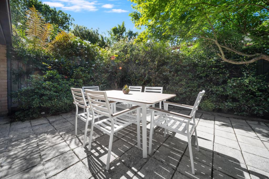 Zahrada ubytování Gorgeous 2-Bed Townhouse with Patio, BBQ & Parking