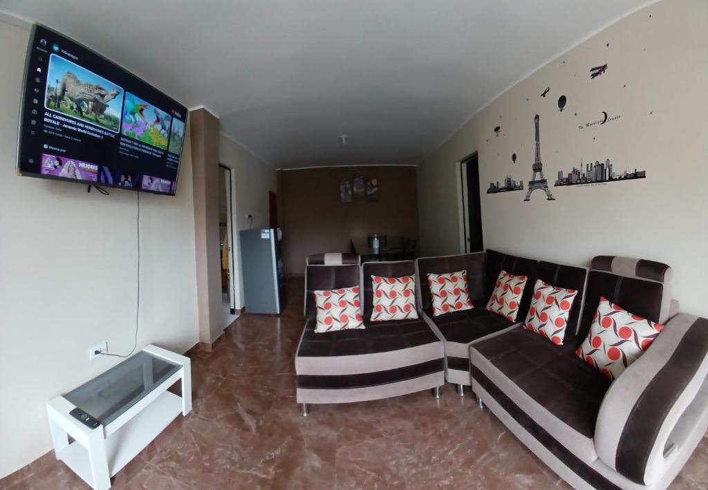DEPARTAMENTO AMOBLADO 4 Camas 3 habitaciones في هانوكو: غرفة معيشة مع أريكة وتلفزيون بشاشة مسطحة