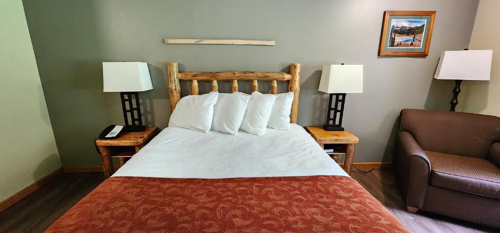 Postel nebo postele na pokoji v ubytování Nisqually Lodge