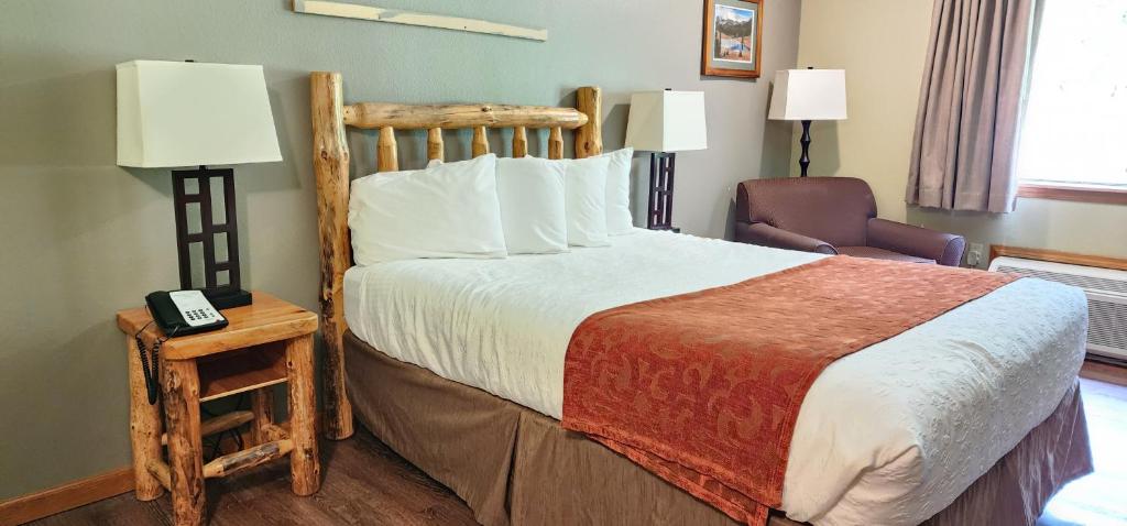 Postel nebo postele na pokoji v ubytování Nisqually Lodge