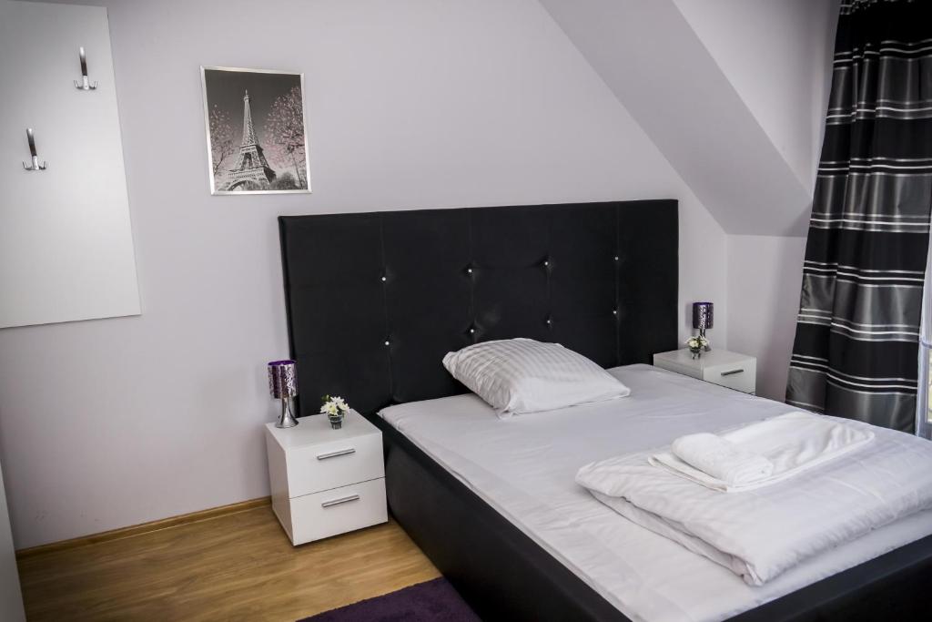 Postel nebo postele na pokoji v ubytování Pensjonat nad Zalewem