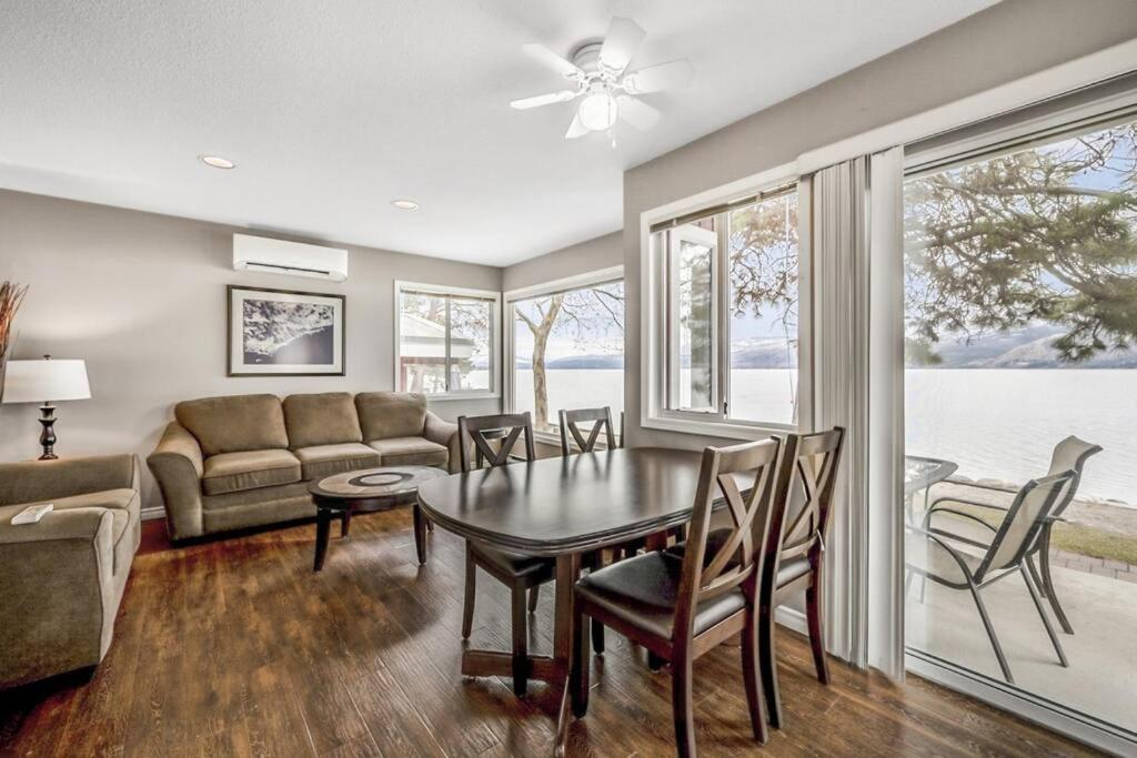 Posezení v ubytování The Perfect Getaway Cabin in the Okanagan #6