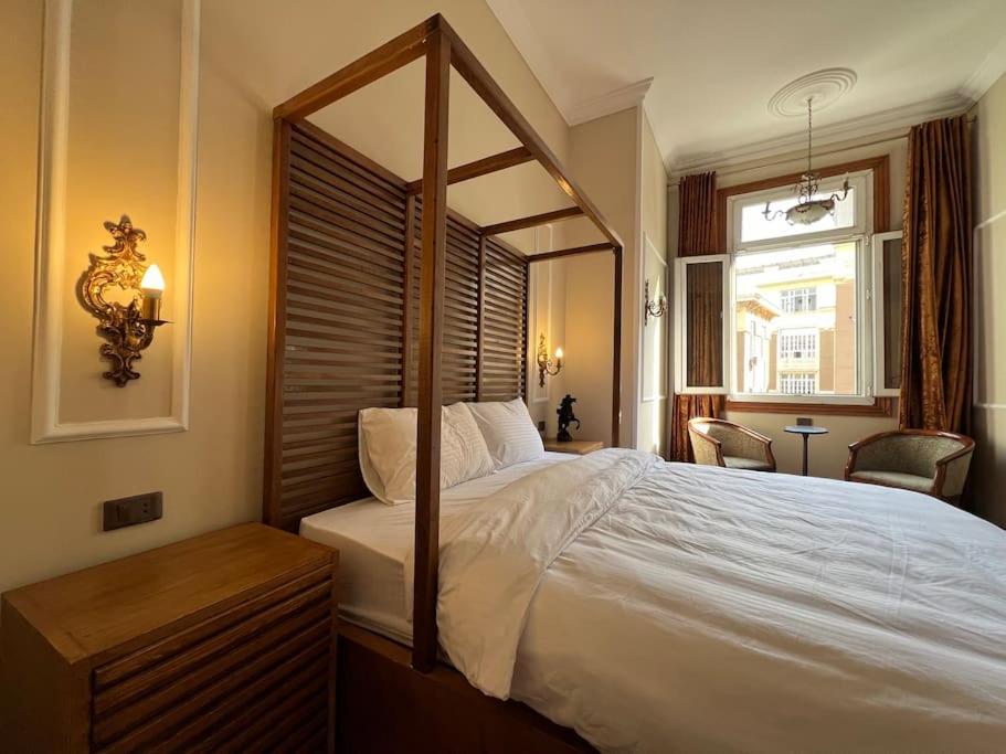 Un dormitorio con una cama grande y una ventana en Authentic 3BR apartment in Downtown, Cairo en El Cairo