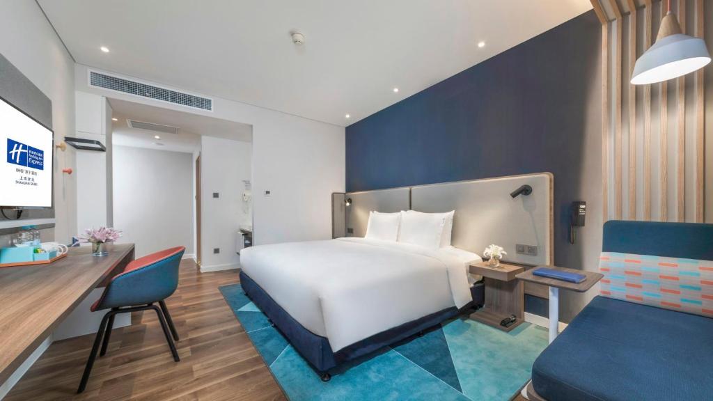 Postel nebo postele na pokoji v ubytování Holiday Inn Express Shanghai Gubei by IHG