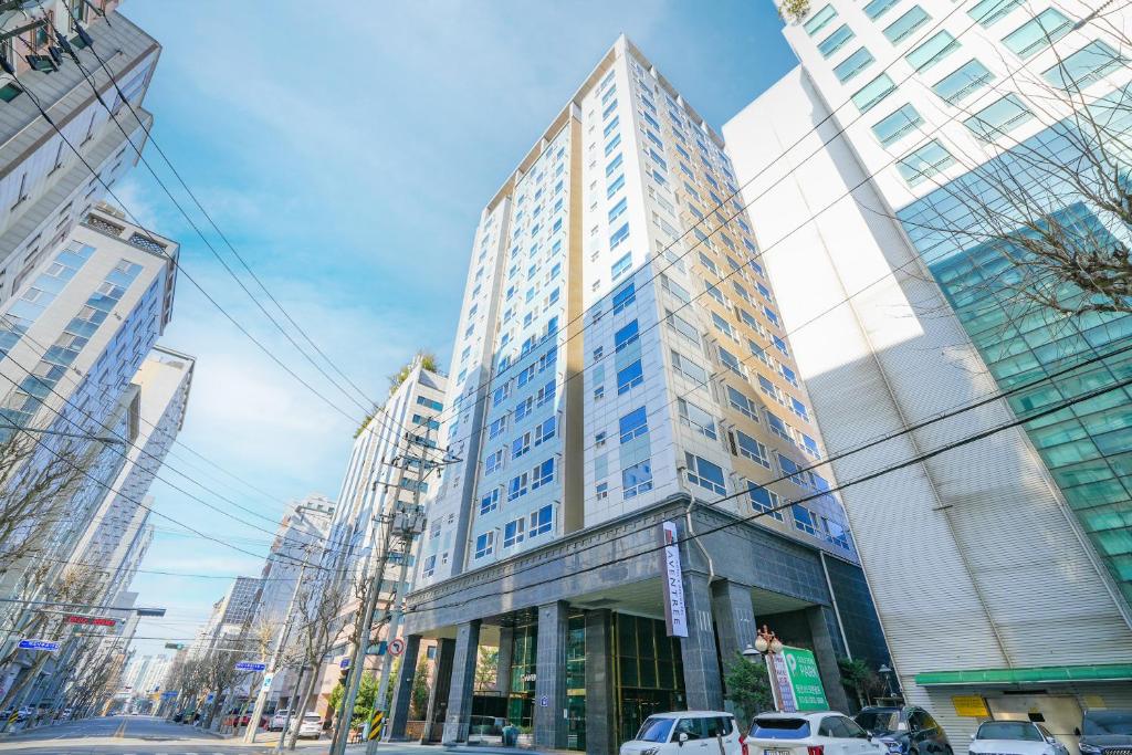 a tall building in the middle of a city at 호텔 아벤트리 여의도 in Seoul