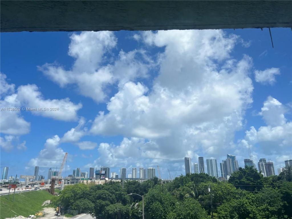 uma vista para o horizonte da cidade com edifícios em Luxury City Centric Bliss in the heart of it all! em Miami