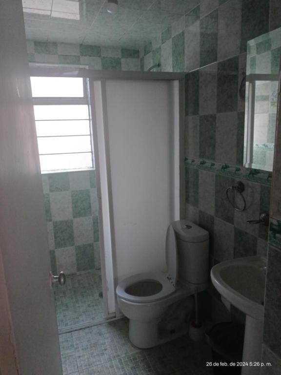 Casa de Fidel 2 في Ocotlán: حمام مع مرحاض ومغسلة