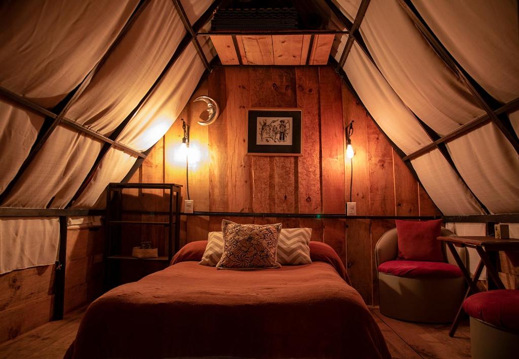 a bedroom with a bed in a tent at Cabañas Yei Calli in Ciudad Mendoza