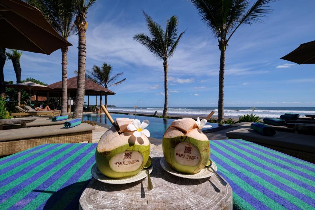 un par de zapatos sentados en una mesa en un resort en Wide Sands Beach Retreat, en Pulukan