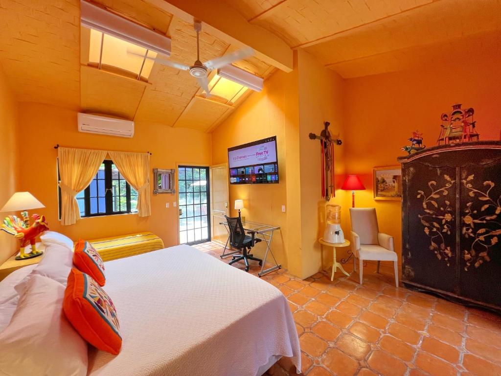 TV a/nebo společenská místnost v ubytování Estrellita's Bed & Breakfast