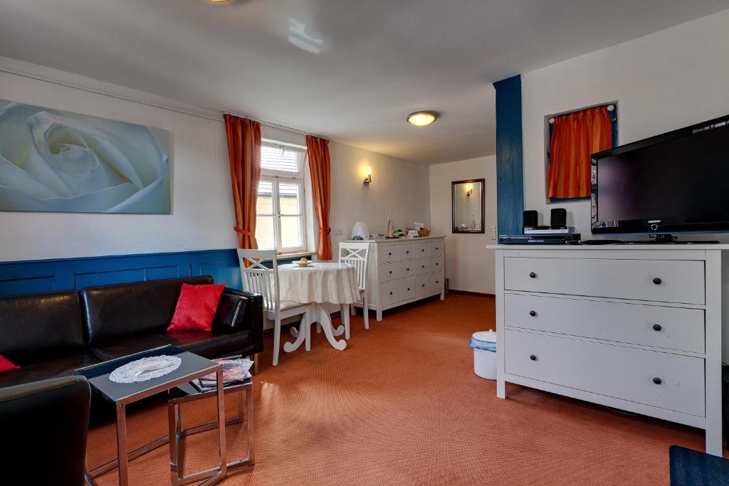 TV a/nebo společenská místnost v ubytování Hotel Kleine Radlerherberge
