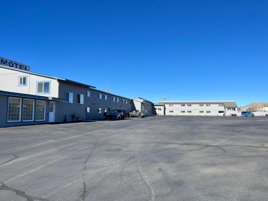 an empty parking lot in front of a building at Star Inn in Tonopah