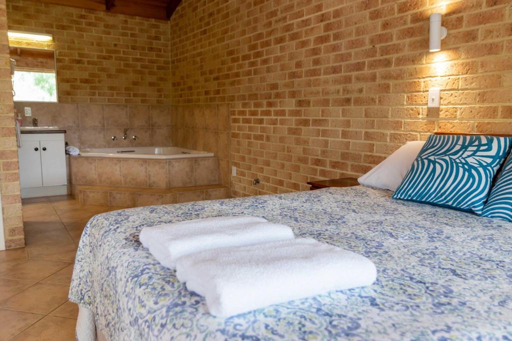Postel nebo postele na pokoji v ubytování Spring Bay Villas, Denmark, WA