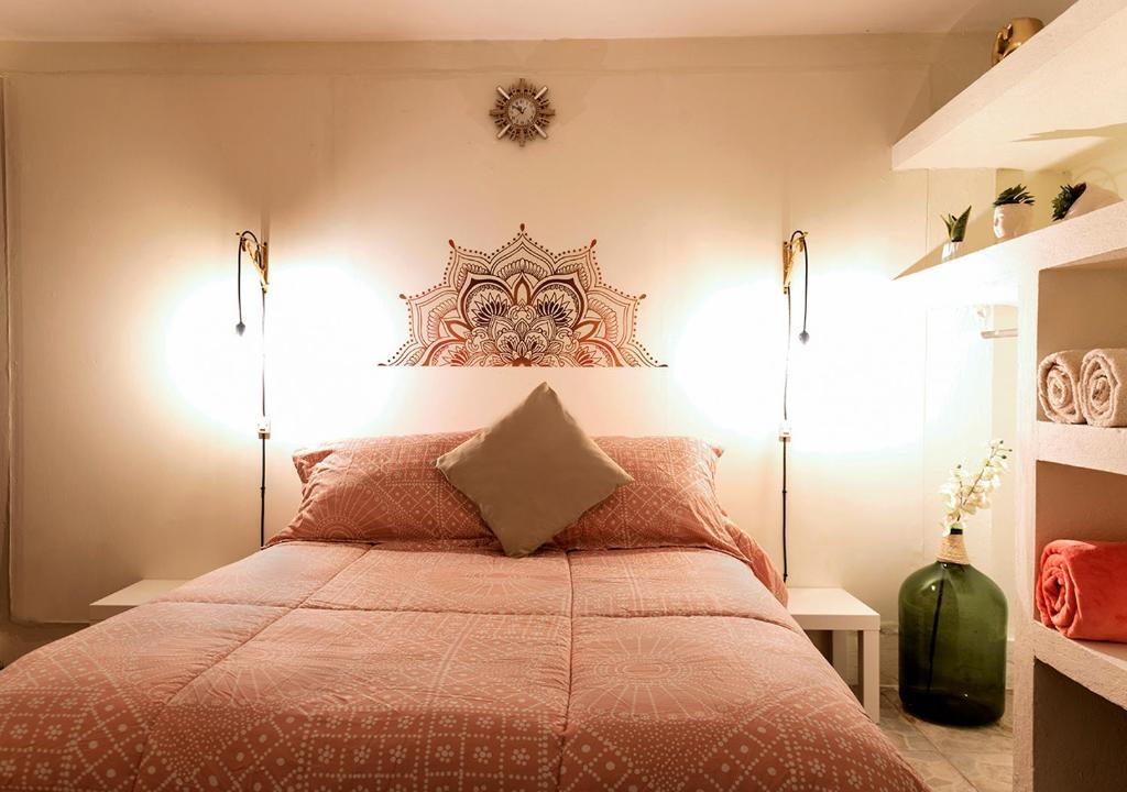 Xochi Calli في Nogales: غرفة نوم بسرير كبير فيها مصباحين