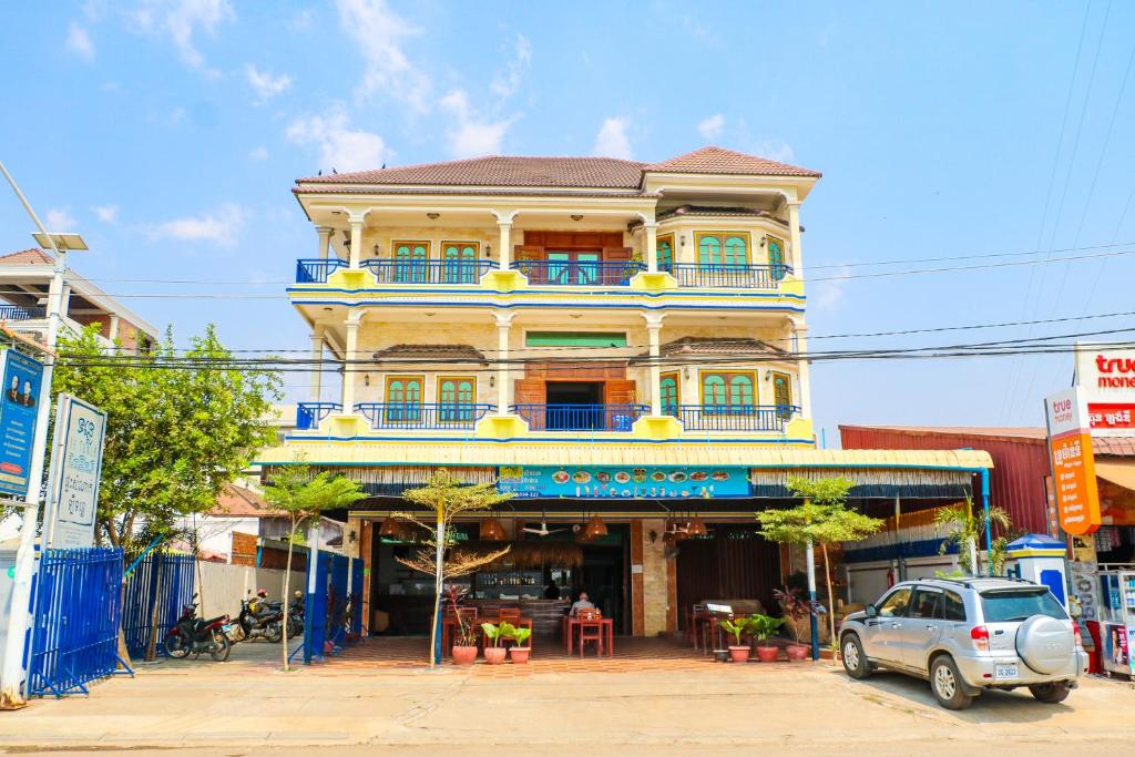 een gebouw waar een auto voor geparkeerd staat bij Le Tonle in Kratie