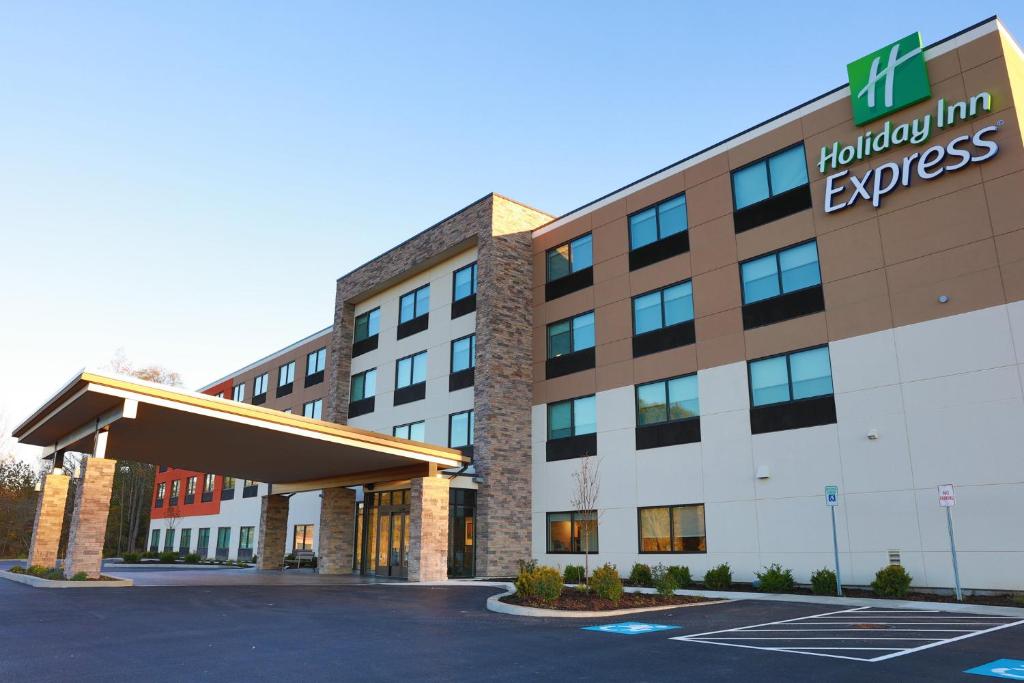 una foto della parte anteriore di un hotel di Holiday Inn Express Oneonta, an IHG Hotel a Oneonta