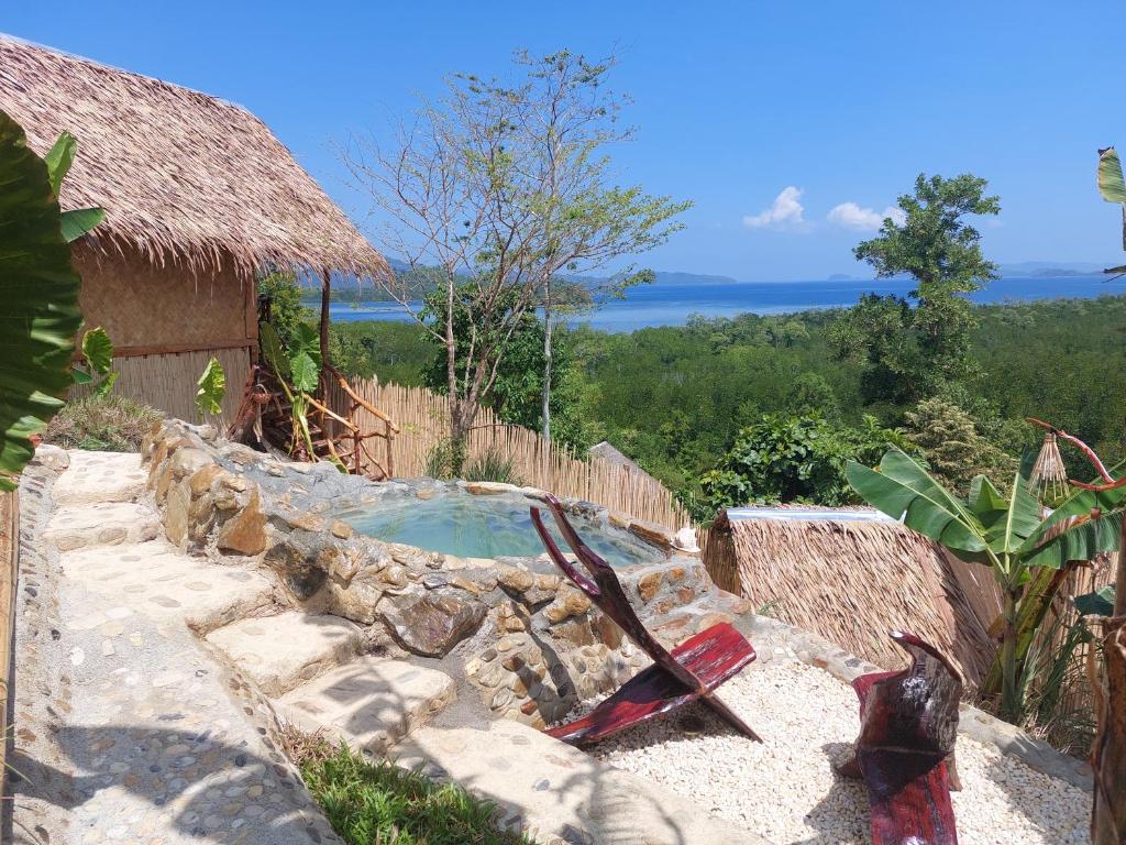 uma pequena piscina num quintal com um edifício em Jungle Bar Honeymoon suite & private pool em San Vicente