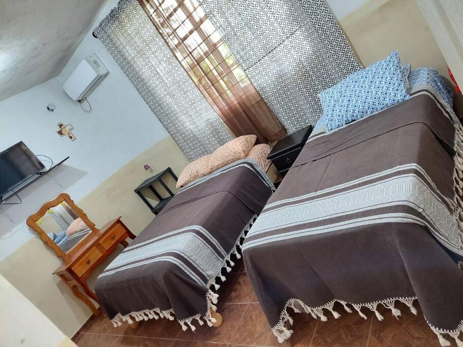 widok z powietrza na sypialnię z dużym łóżkiem w obiekcie La casa del descanso w mieście Catemaco