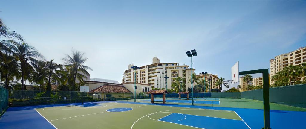 Tenis a/nebo squash v ubytování Velas Vallarta Suite Resort All-Inclusive nebo okolí