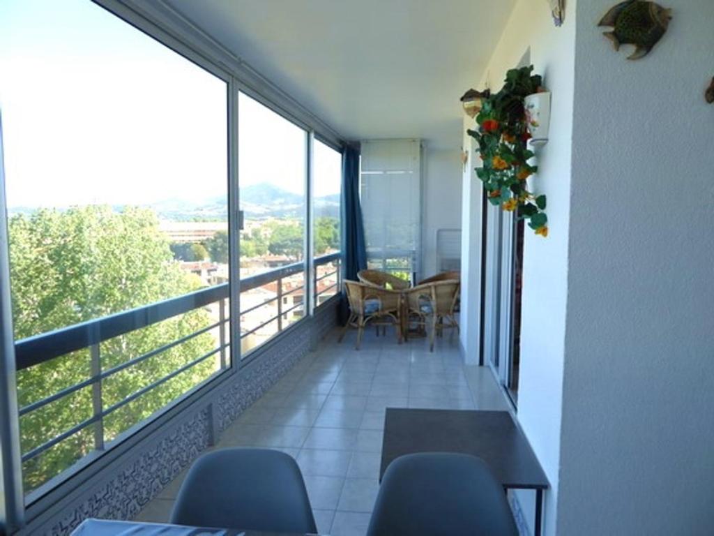 Cette chambre dispose d'un balcon avec une table et des chaises. dans l'établissement Appartement 2 pièces + cabine, 6 pers., proche plage, garage, animaux bienvenus - FR-1-776-84, à Argelès-sur-Mer