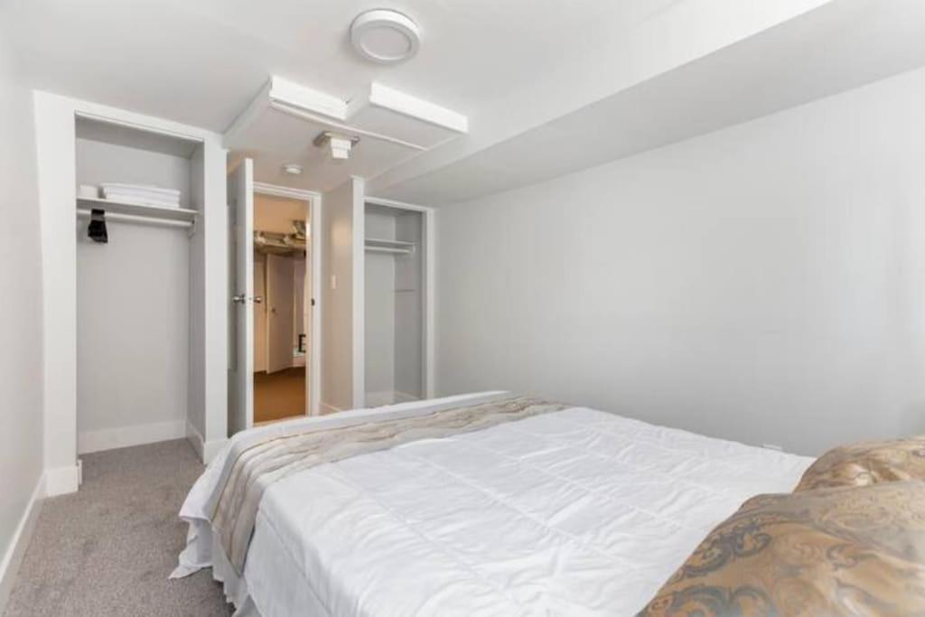 Postel nebo postele na pokoji v ubytování Cozy Furnished Room-4 Close to U of A in Edmonton - with Shared Spaces